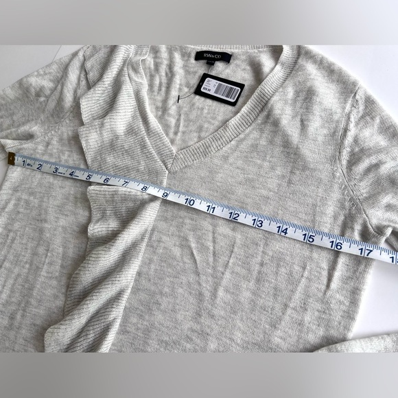✨NWT✨ RW&CO Light Gray Ruffle Sweater Size XS - Picture 6 of 7